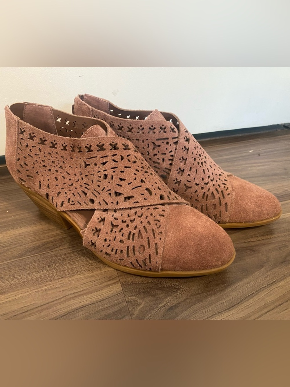 Carlos by Carlos Santana Dusty Rose Laser-Cut Suede Mules - Size 8.5